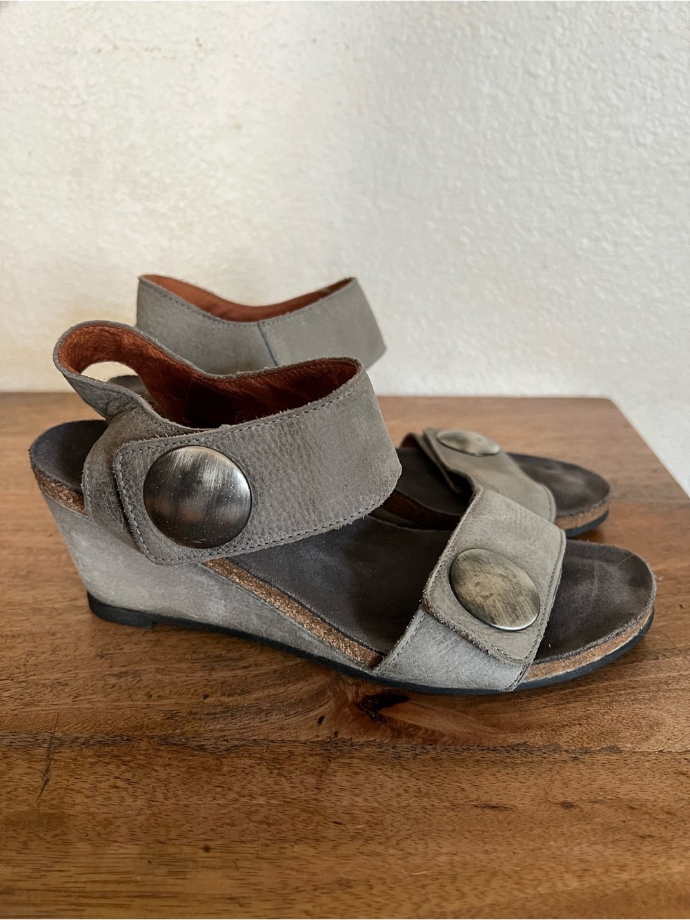 Taos Woman's Carousel 2 Leather Graphite Grey Wedge Sandals Size 38